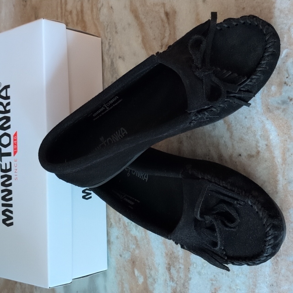 Minnetonka Moccasins Kilty Hardsole Black Suede Loafer Womens 6 fits like 7-7.5